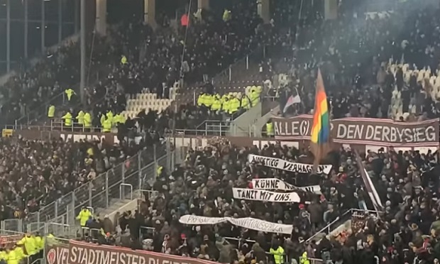 Жестока туча на стадиону у Немачкој, од 19 повређених 13 је полицајаца (ВИДЕО)